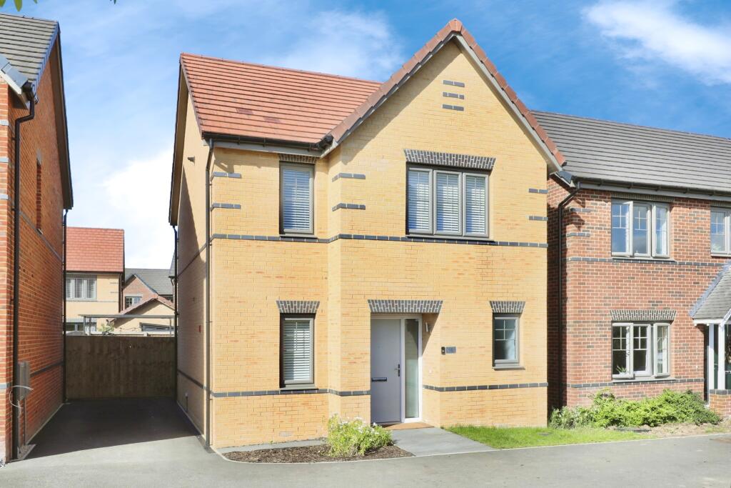 3 bedroom detached house for sale in Bluebell Close, Carltonin