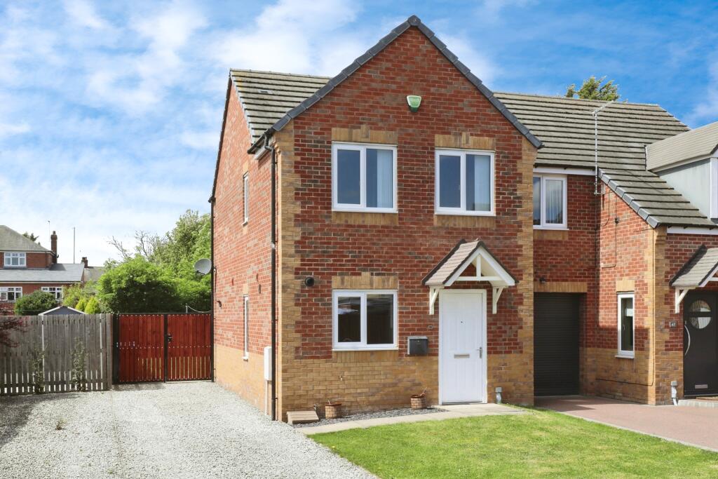 3 bedroom semidetached house for sale in Cemetery Road, Langold, Worksop, Nottinghamshire, S81