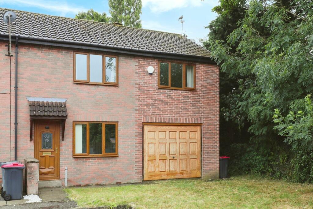 3 bedroom end of terrace house for sale in Sunnyside Close, North