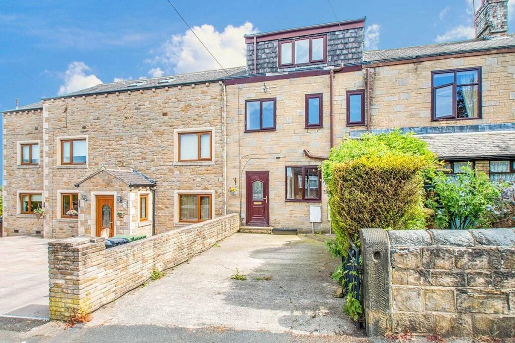 2 bedroom terraced house for sale in Back Green, Churwell, Morley
