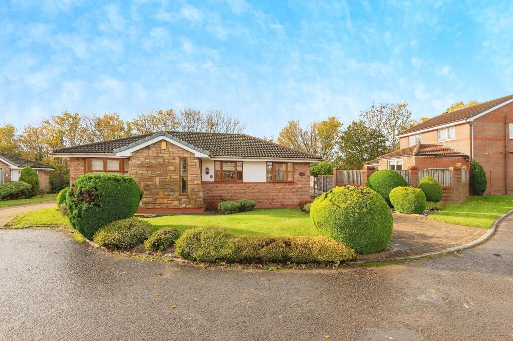 3 bedroom bungalow for sale in Kingsmead, Ossett, West Yorkshire, WF5