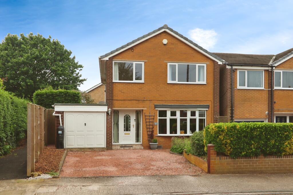 3 bedroom detached house for sale in Fearnley Drive, Ossett, West Yorkshire, WF5