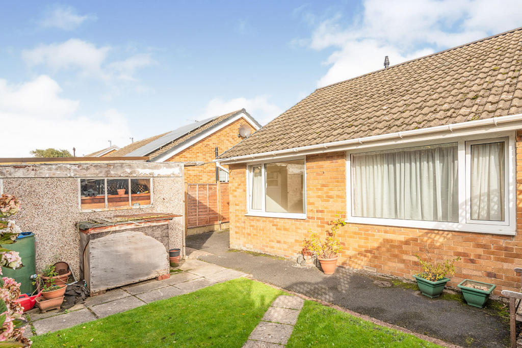 2 bedroom bungalow for sale in Towngate, Ossett, West Yorkshire, WF5