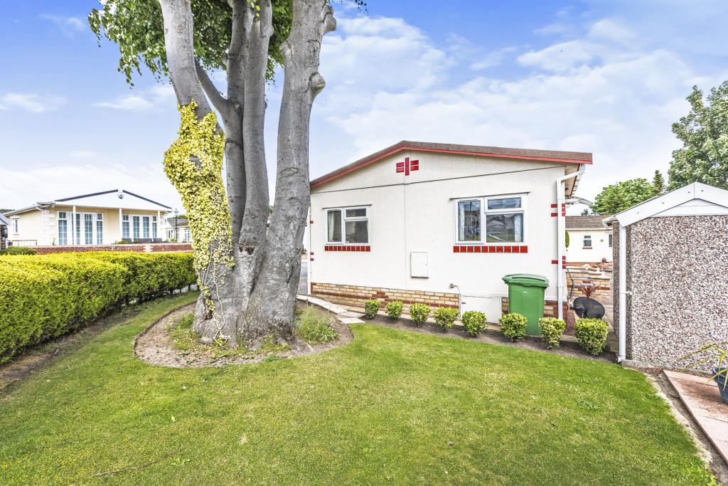 2 bedroom detached house for sale in Ashtree Way, Knottingley, West