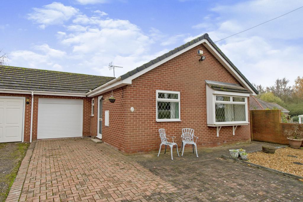 2 bedroom bungalow for sale in Tall Trees Drive, Featherstone