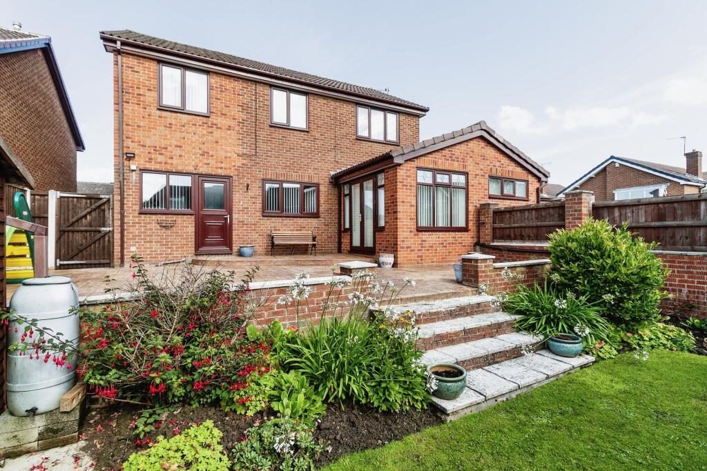 4 bedroom detached house for sale in Nunns Court, Featherstone