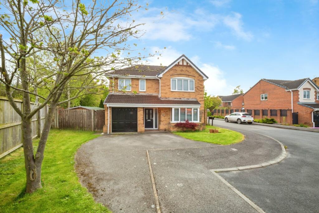 4 bedroom detached house for sale in Elm Crescent, Kinsley, Pontefract