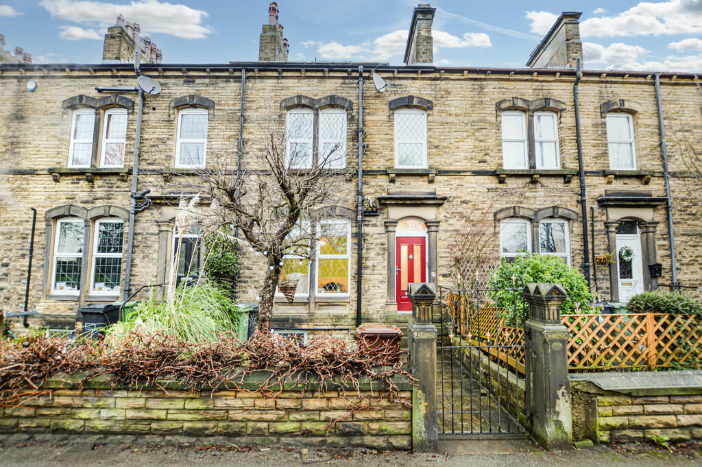 5 bedroom terraced house for sale in Wakefield Road, Huddersfield, HD5