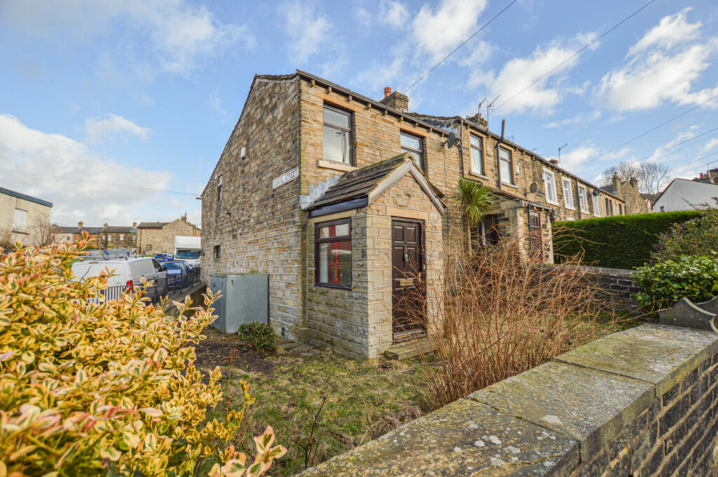 3 bedroom end of terrace house for rent in Almondbury Bank