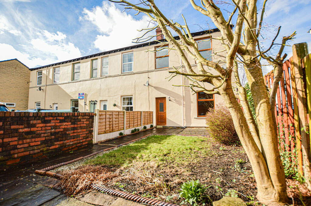 3 bedroom end of terrace house for sale in Lascelles Hall Road