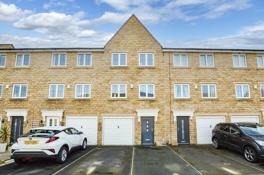 4 bedroom town house for sale in Birkhead Close, Kirkburton, Huddersfield, HD8