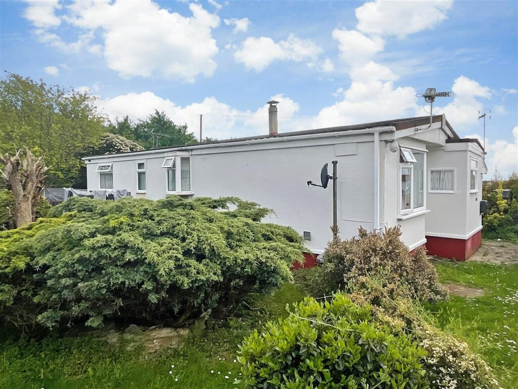 2 bedroom mobile home for sale in Lower Dunton Road, Brentwood, Essex, CM13