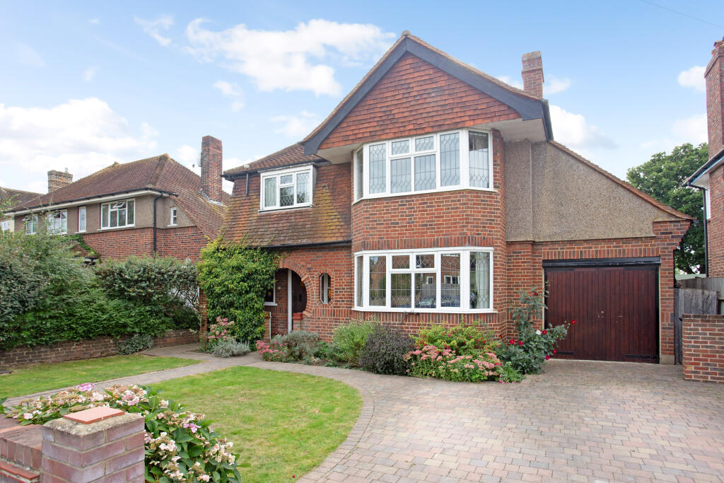 4 bedroom detached house for sale in Broadhurst, ASHTEAD, KT21