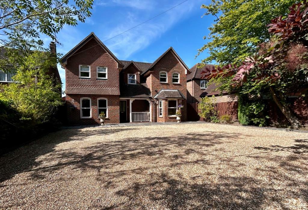 4 bedroom detached house for sale in Windlesham, Surrey, GU20