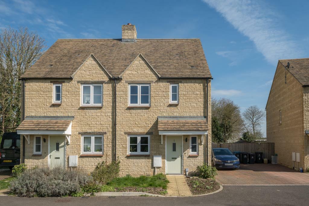 2 bedroom semidetached house for sale in Mill Meadow, Ducklington, OX29