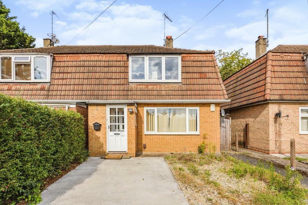 3 bedroom semi-detached house for rent in Hardings Close, East Oxford, OX4