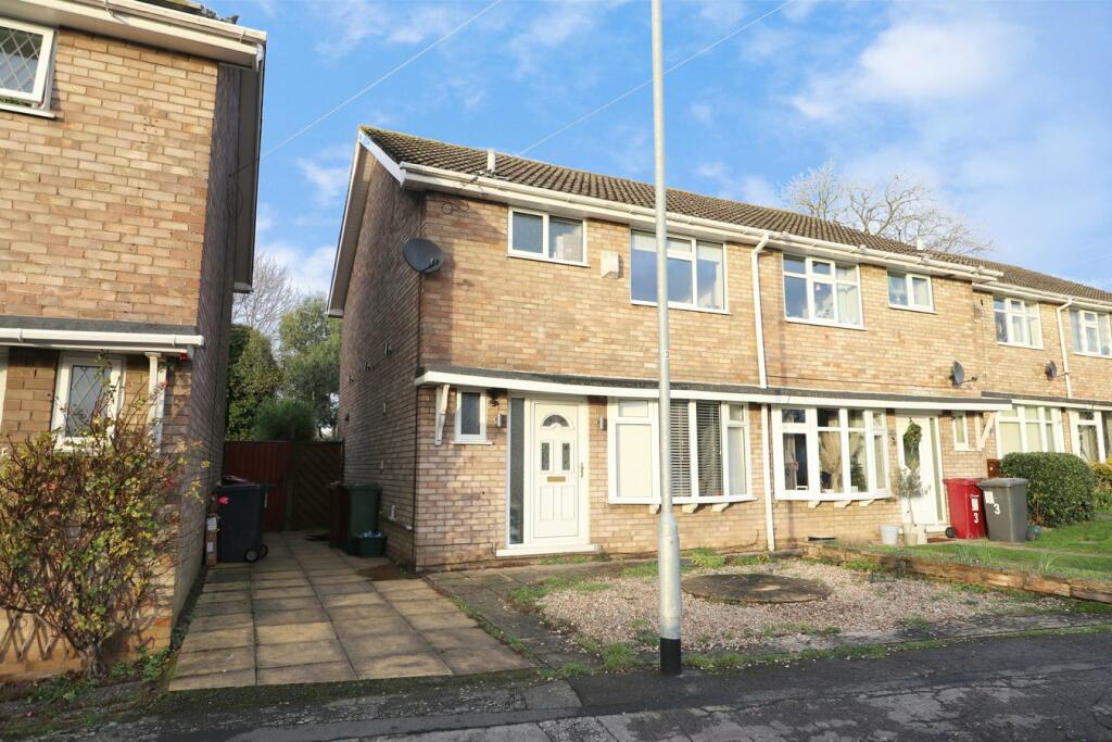 3 bedroom end of terrace house for sale in Orchard Close, Messingham