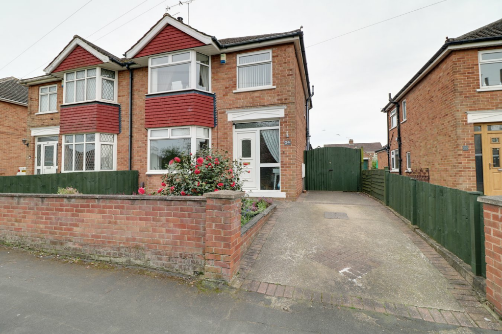 3 bedroom semidetached house for sale in Mirfield Road, Scunthorpe, DN15