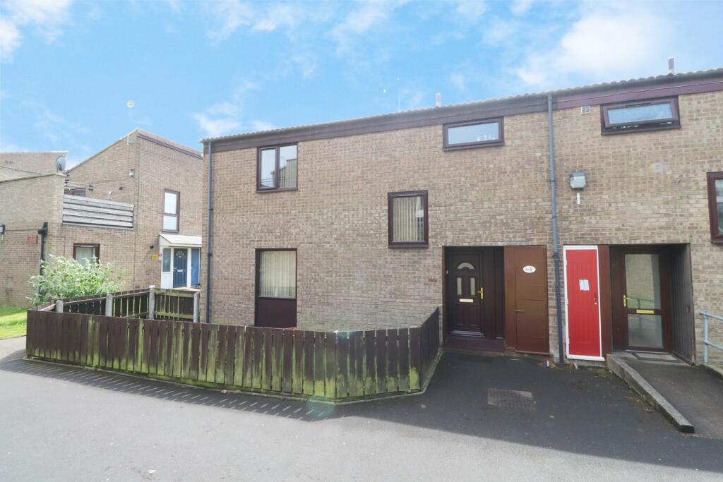 4 bedroom end of terrace house for sale in Wilsons Close, Scunthorpe, DN15