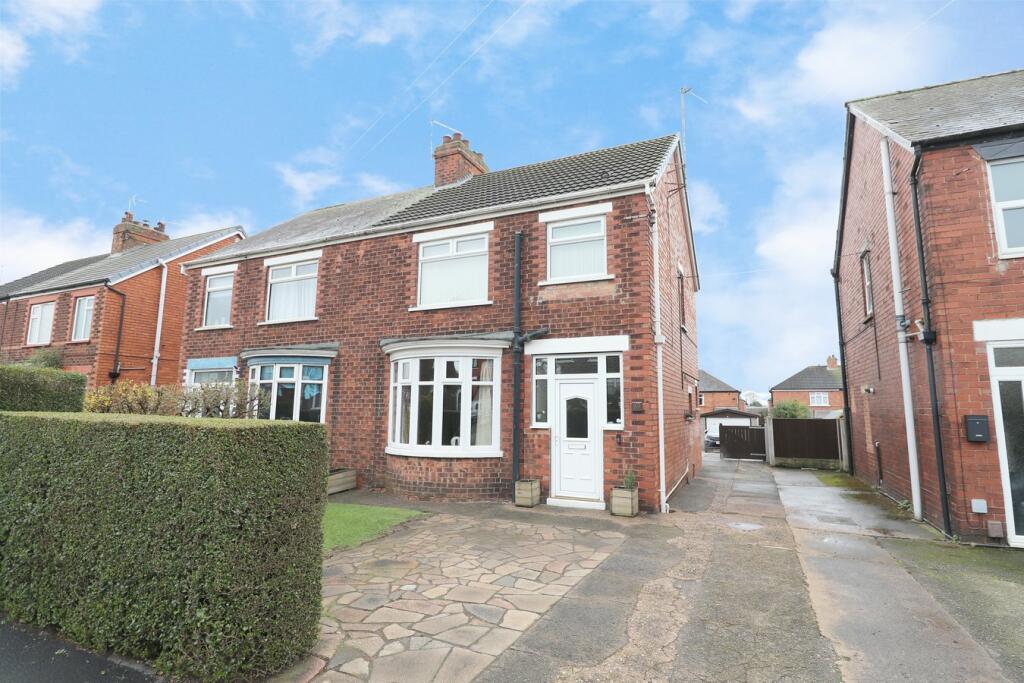3 bedroom semidetached house for sale in Stockshill Road, Scunthorpe, DN16