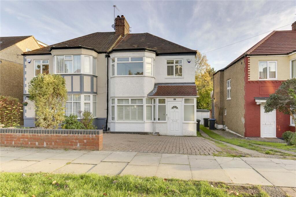 3 bedroom semidetached house for sale in Hadley Way, Winchmore Hill, London, N21