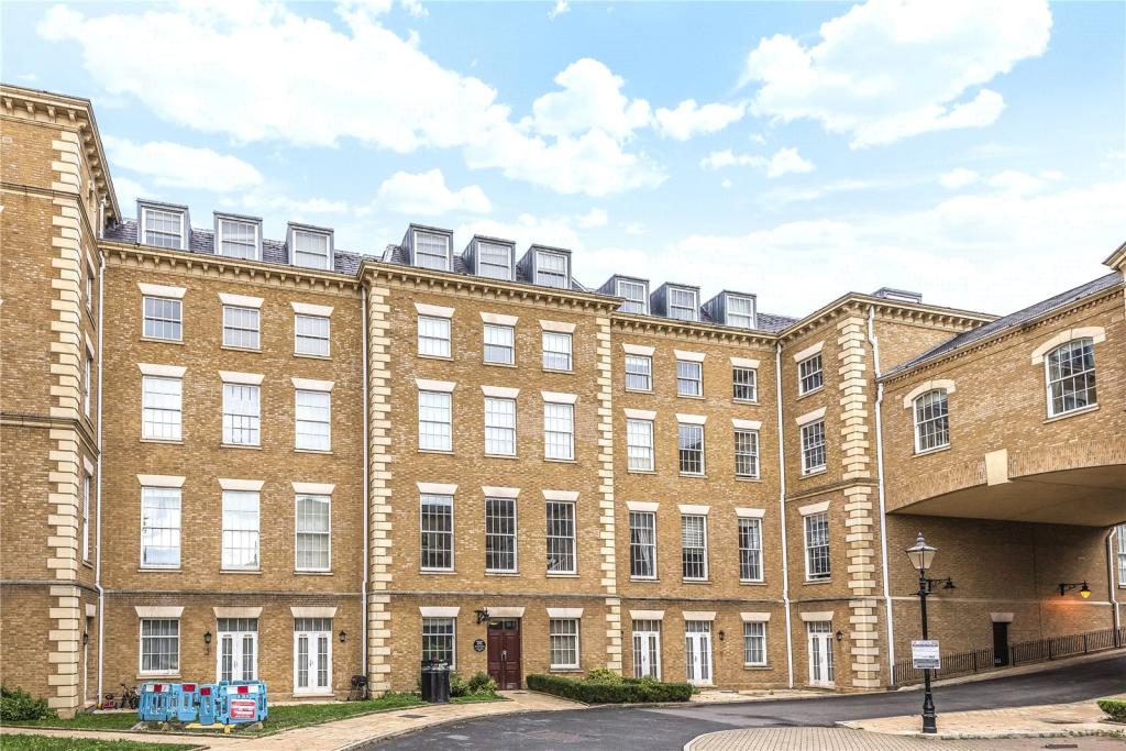 2 bedroom flat for sale in Princess Park Manor East, Royal Drive