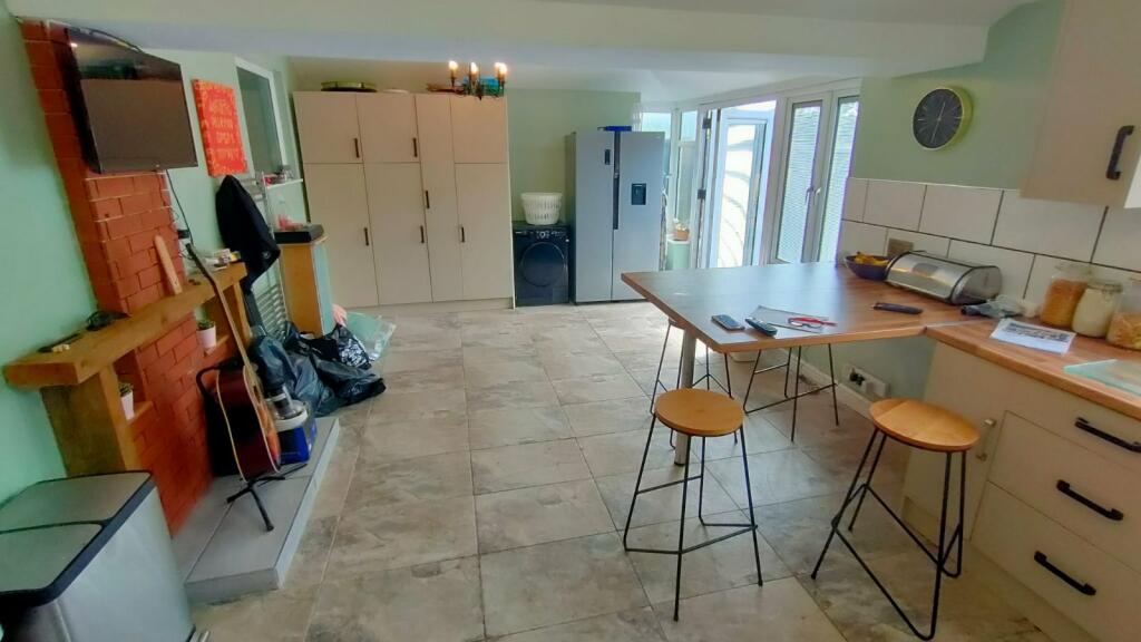 3 bedroom semidetached house for sale in Belvedere Drive, Wrexham, LL11