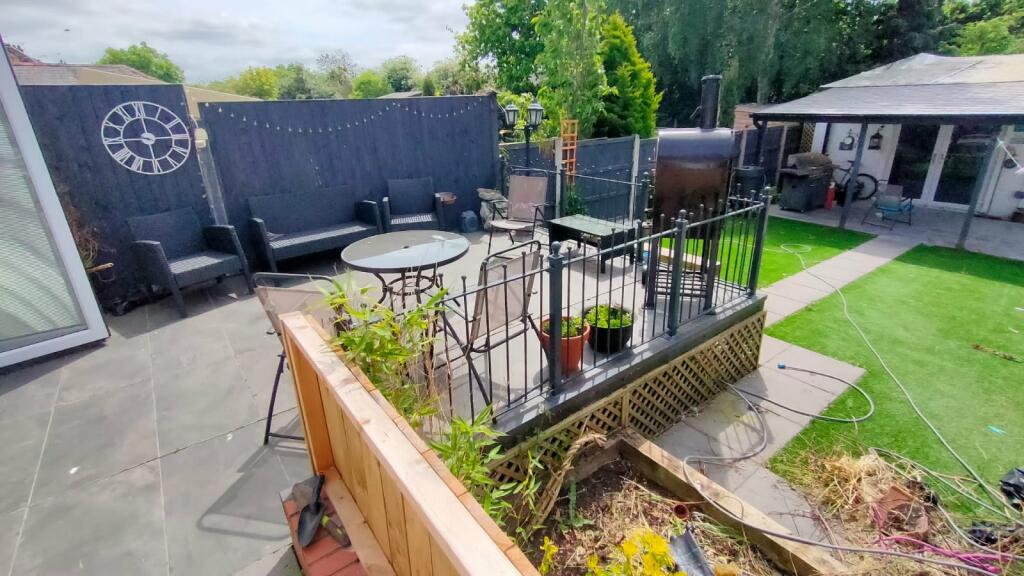 3 bedroom semidetached house for sale in Belvedere Drive, Wrexham, LL11