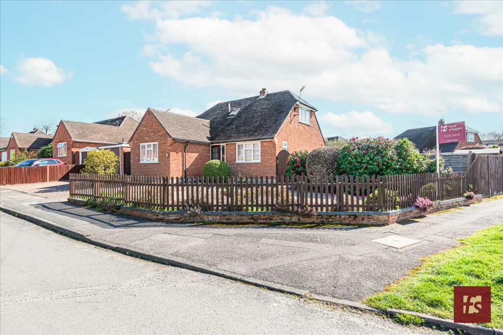 4 bedroom bungalow for sale in Farm Close, Crowthorne, RG45