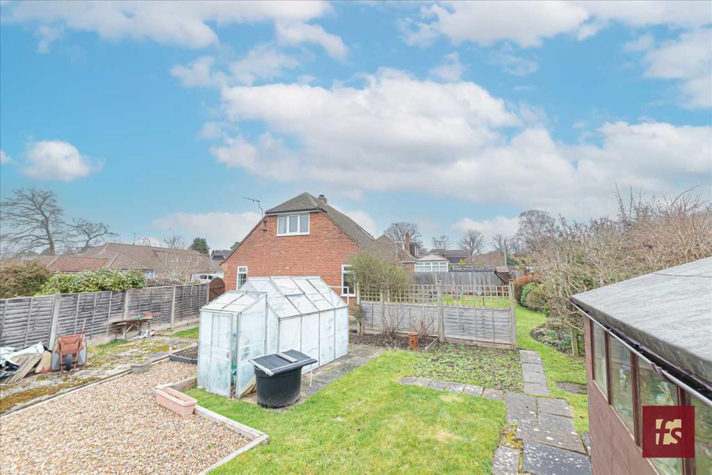 4 bedroom detached house for sale in Farm Close, Crowthorne, RG45