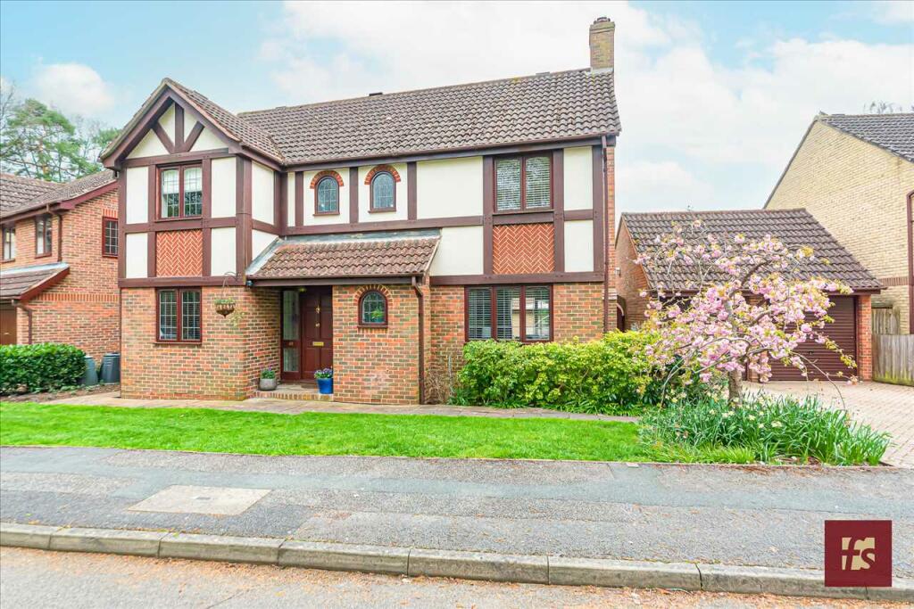 4 bedroom detached house for sale in The Brackens, Crowthorne, RG45
