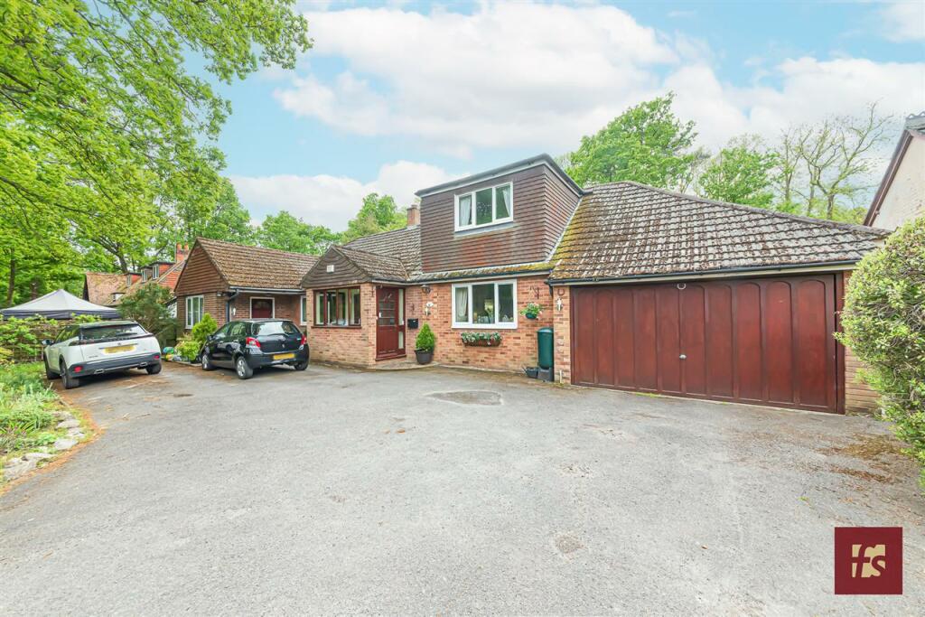 4 bedroom detached house for sale in The Birches, Lower Wokingham Road