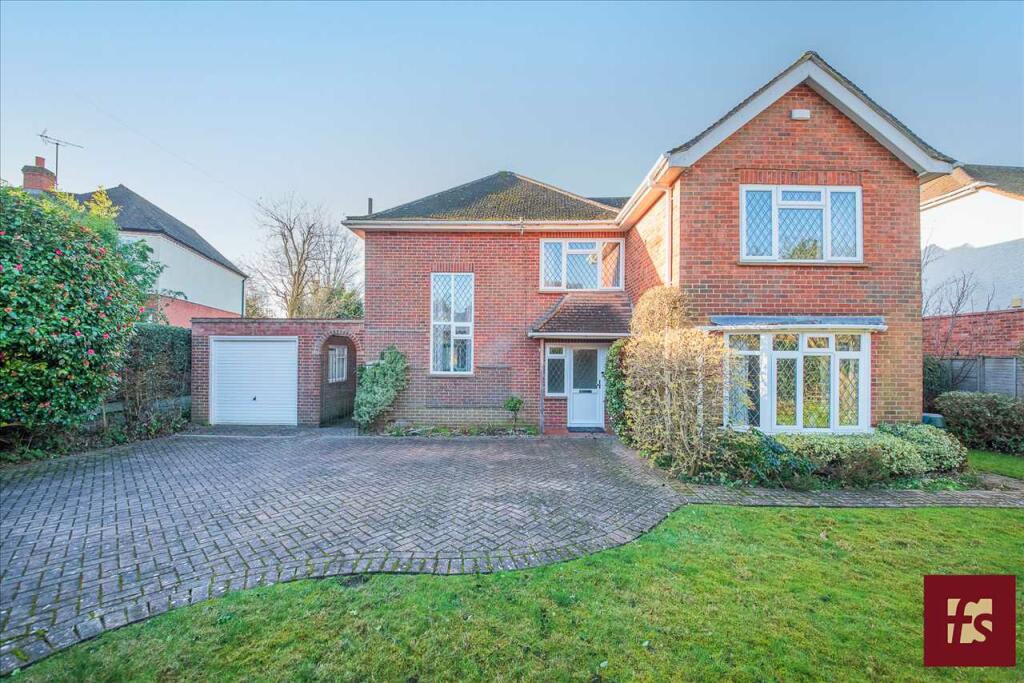 4 bedroom detached house for sale in Heath Hill Road South, Crowthorne
