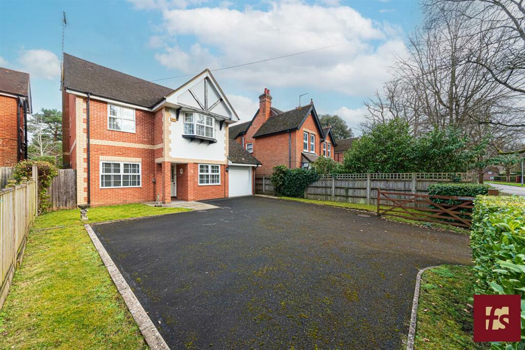 4 bedroom detached house for sale in The Avenue, Crowthorne, RG45