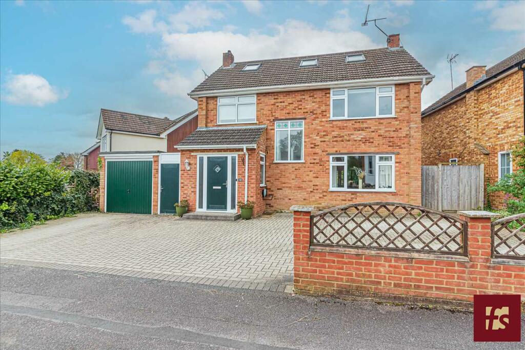 4 bedroom detached house for sale in Larkswood Drive, Crowthorne, RG45