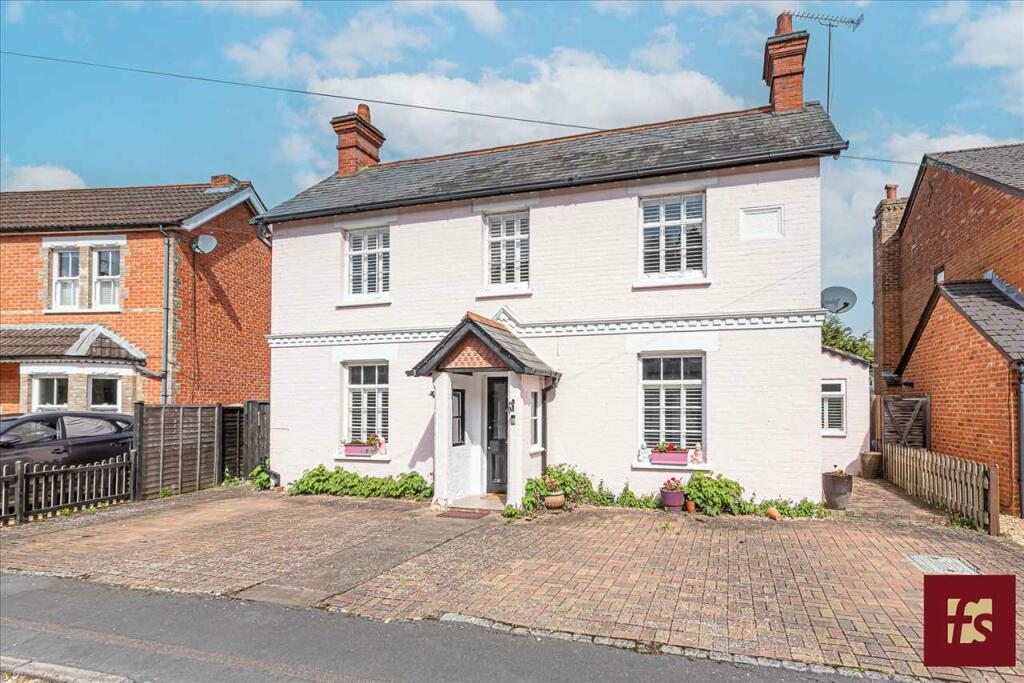 4 bedroom detached house for sale in Upper Broadmoor Road, Crowthorne, RG45