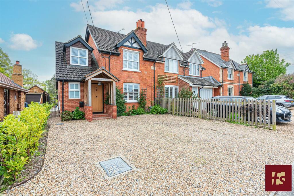 3 bedroom semidetached house for sale in Mill Lane, Yateley, GU46