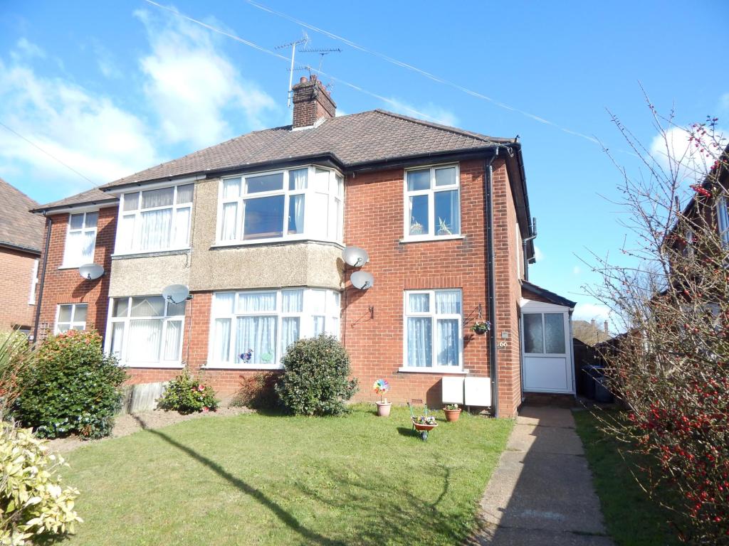 2 bedroom flat for rent in High Road West, Felixstowe, IP11