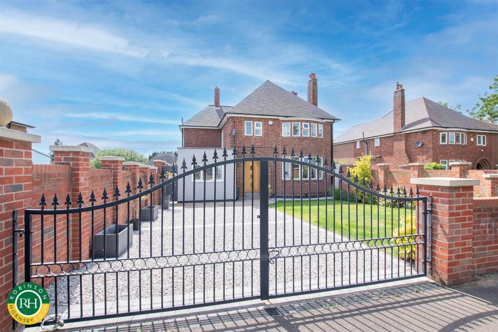 4 bedroom detached house for sale in Bawtry Road, Doncaster, DN4