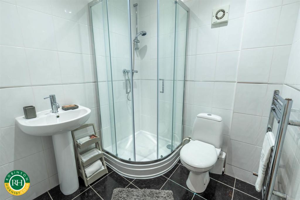 4 bedroom detached house for sale in Bawtry Road, Doncaster, DN4