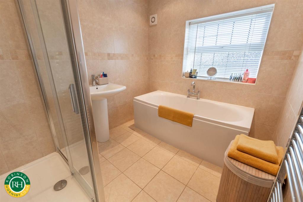 4 bedroom detached house for sale in Bawtry Road, Doncaster, DN4