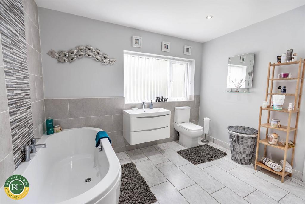 4 bedroom detached house for sale in Broughton Road, Bessacarr