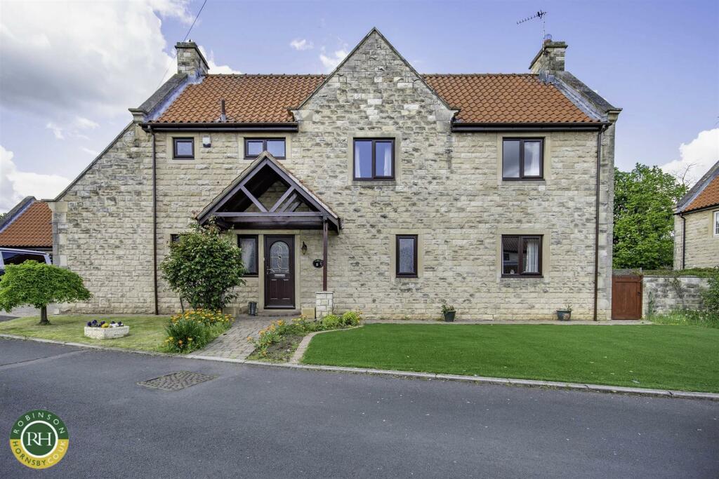 4 bedroom detached house for sale in The Paddocks, Cusworth, Doncaster, DN5