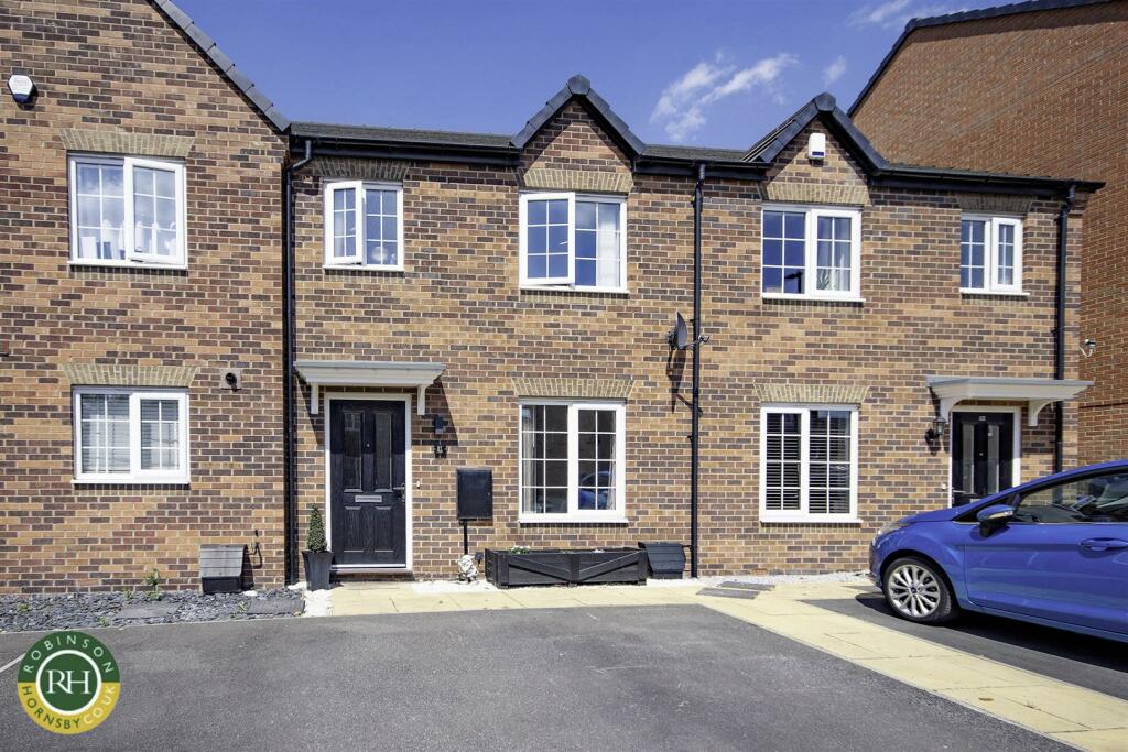 3 bedroom mews property for sale in Heatherfields Crescent, New