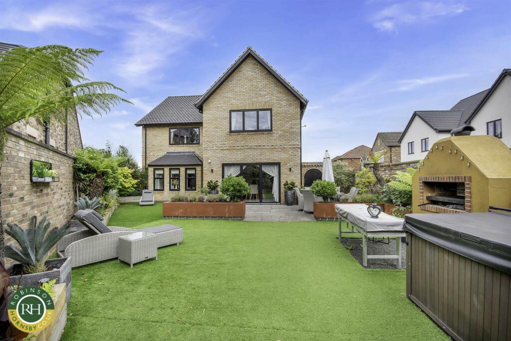 4 bedroom detached house for sale in Earlswood Court, Barnby Dun