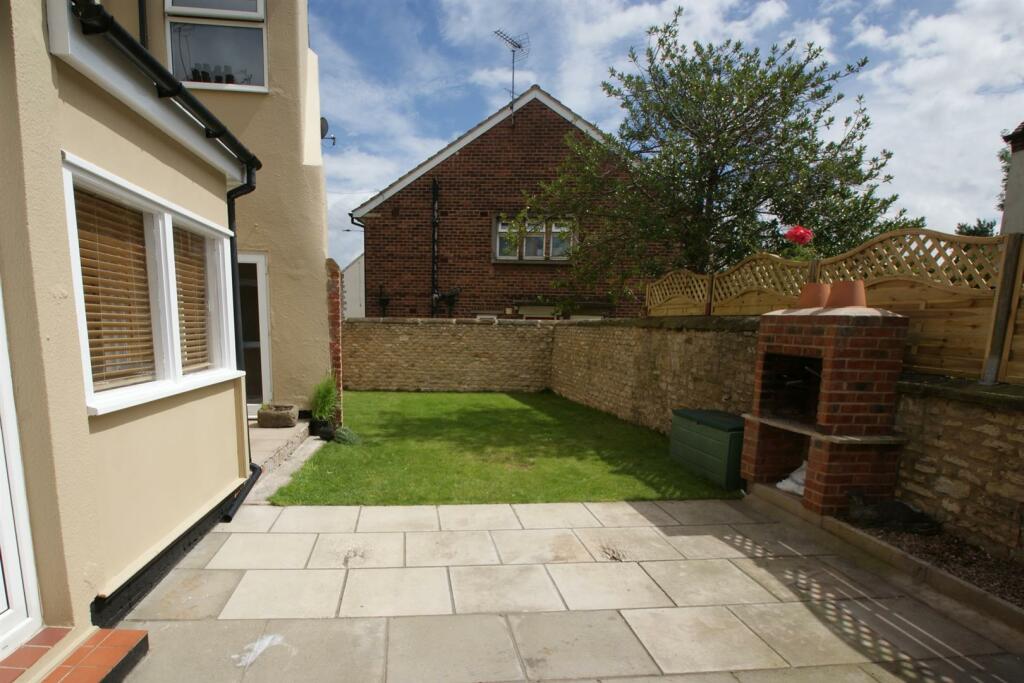 4 bedroom detached house for sale in Westgate, Tickhill, Doncaster, DN11