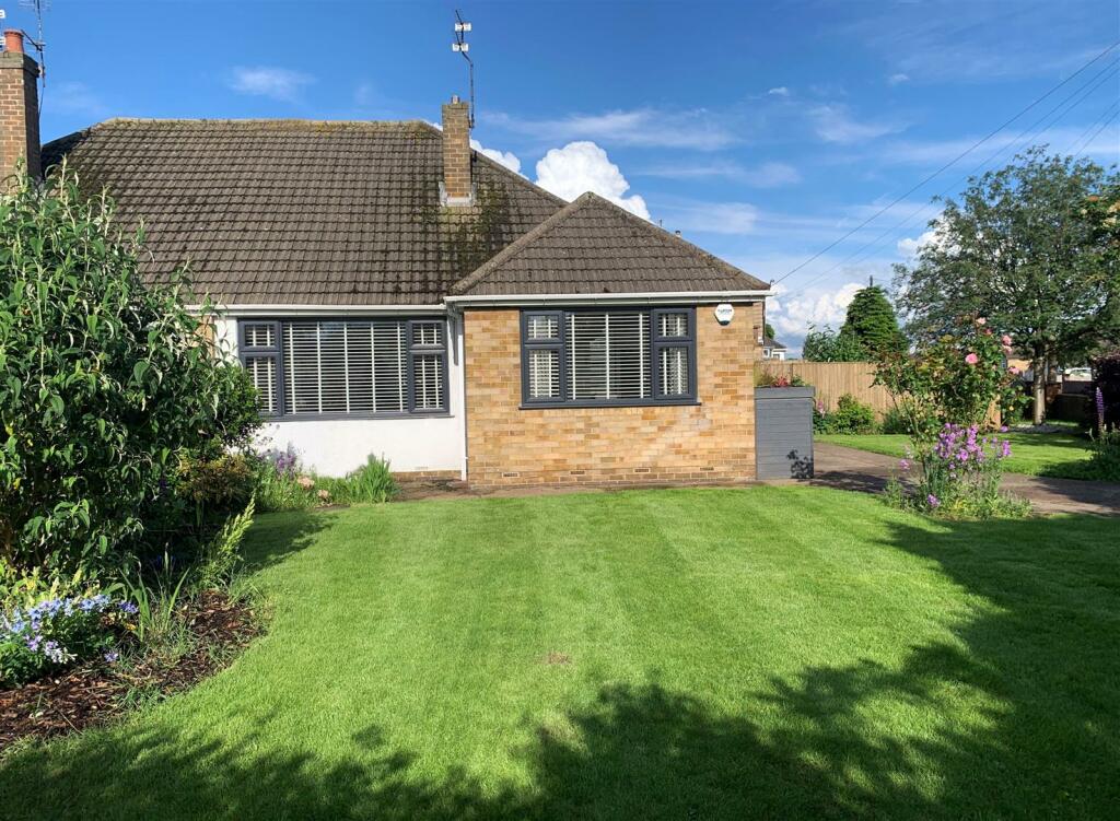 3 bedroom semidetached bungalow for sale in Hatfield Lane, Barnby Dun