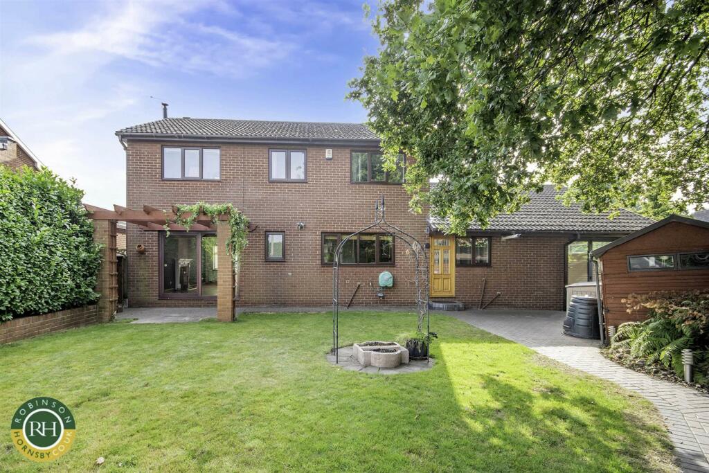 4 bedroom detached house for sale in Littleworth Lane, Rossington