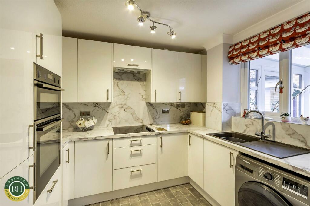 3 bedroom detached house for sale in Wheatfield Drive, Tickhill