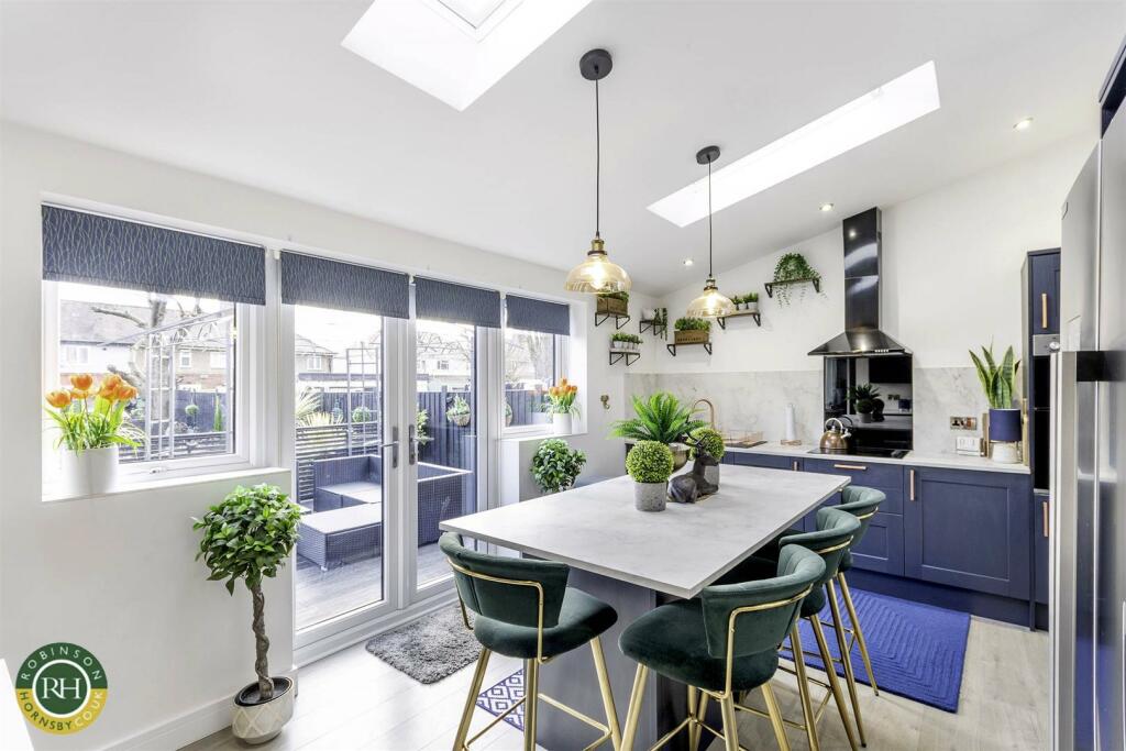 4 bedroom semidetached house for sale in Sandringham Road, Doncaster, DN2